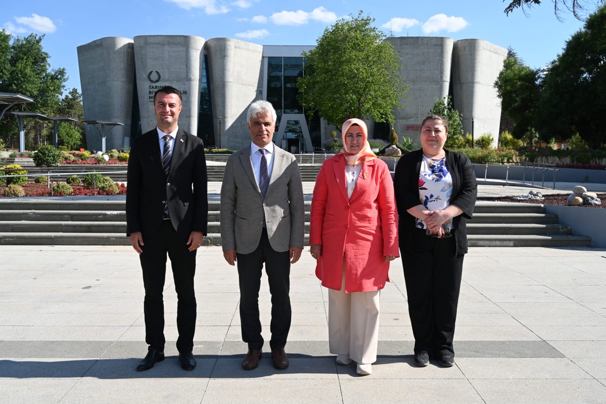 ashb_sygm's tweet photo. Sosyal Yardımlar Genel Müdürü Dr. Alparslan Çevik ve Proje Değerlendirme Daire Başkanı Selami Topuz, Türkiye Milli Botanik Bahçesini ziyaret etti. Görüşmede, sosyal yardım yararlanıcılarına yönelik eğitimler ile çocuk ve gençlere çevre ve sürdürülebilirlik projeleri ele alındı. https://t.co/5TDE0K093q