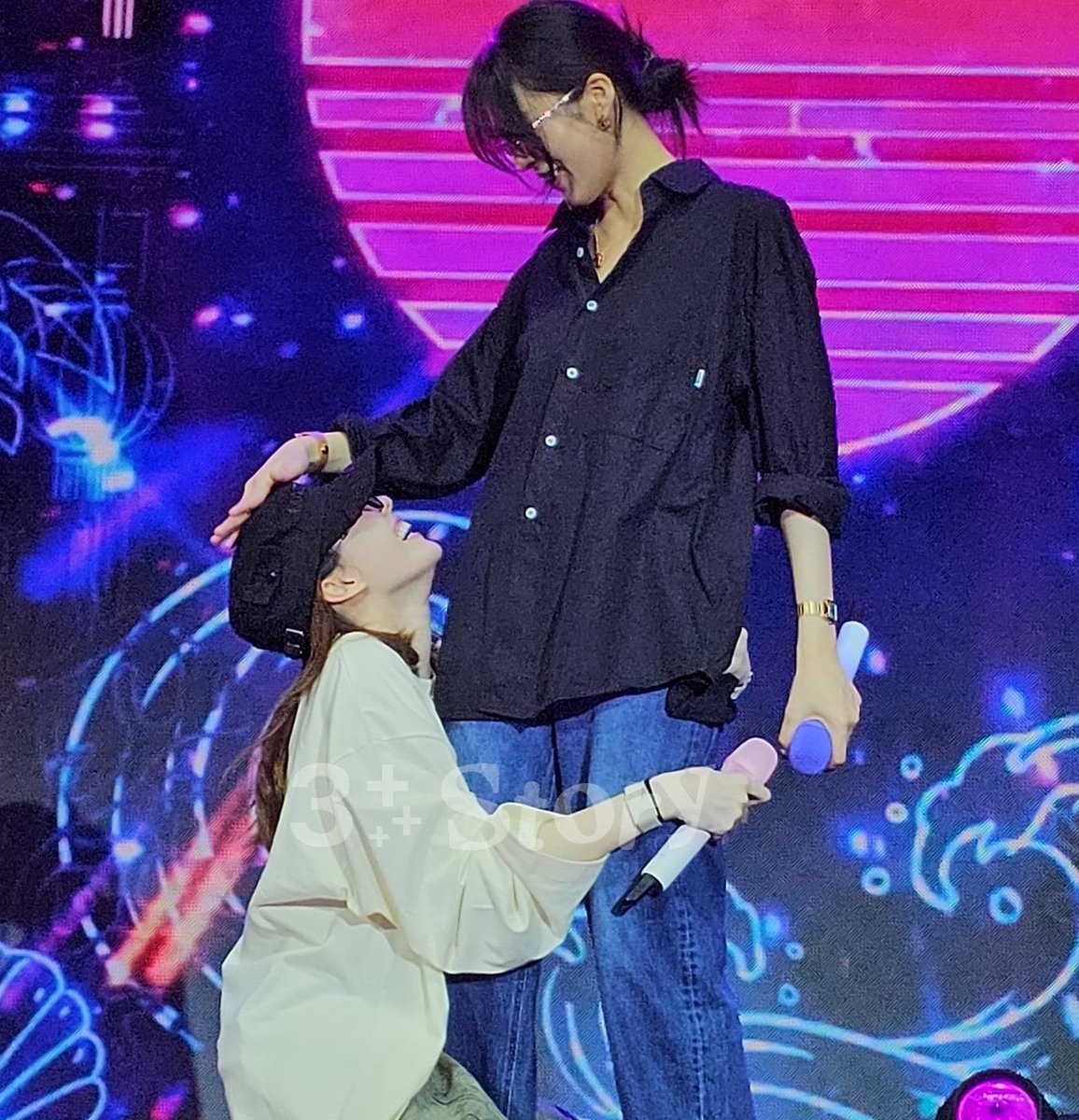 KwongKwong22_6's tweet photo. Có nên đổi ava này không 👉🏻👈🏻 cái xoa đầu này soft xỉu luôn🥹 gất mê mấy cái xoa đầu của LingOrm nó chân thành cưng chiều vãi

#LingOrm #หลิงออม https://t.co/ylGGyWqDWC