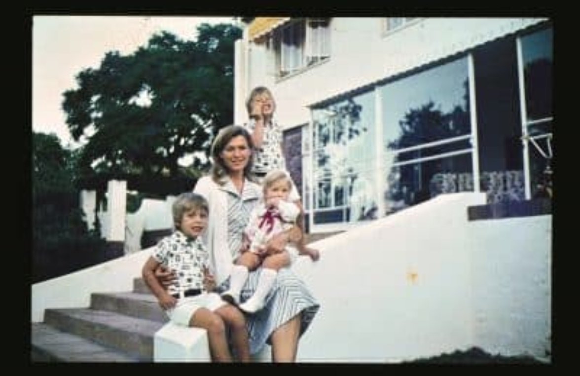 Augusxunt's tweet photo. @ToscaMusk @mayemusk Happy birthday gorgeous Tosca! What a beautiful family you belong to. Your mother Maye is absolutely amazing, and your brother Elon always dares to chase big dreams for humanity. Being with this lovely family must fill your life with constant happiness. Enjoy you🌹🌹🌹 https://t.co/tC8oqmRSgW