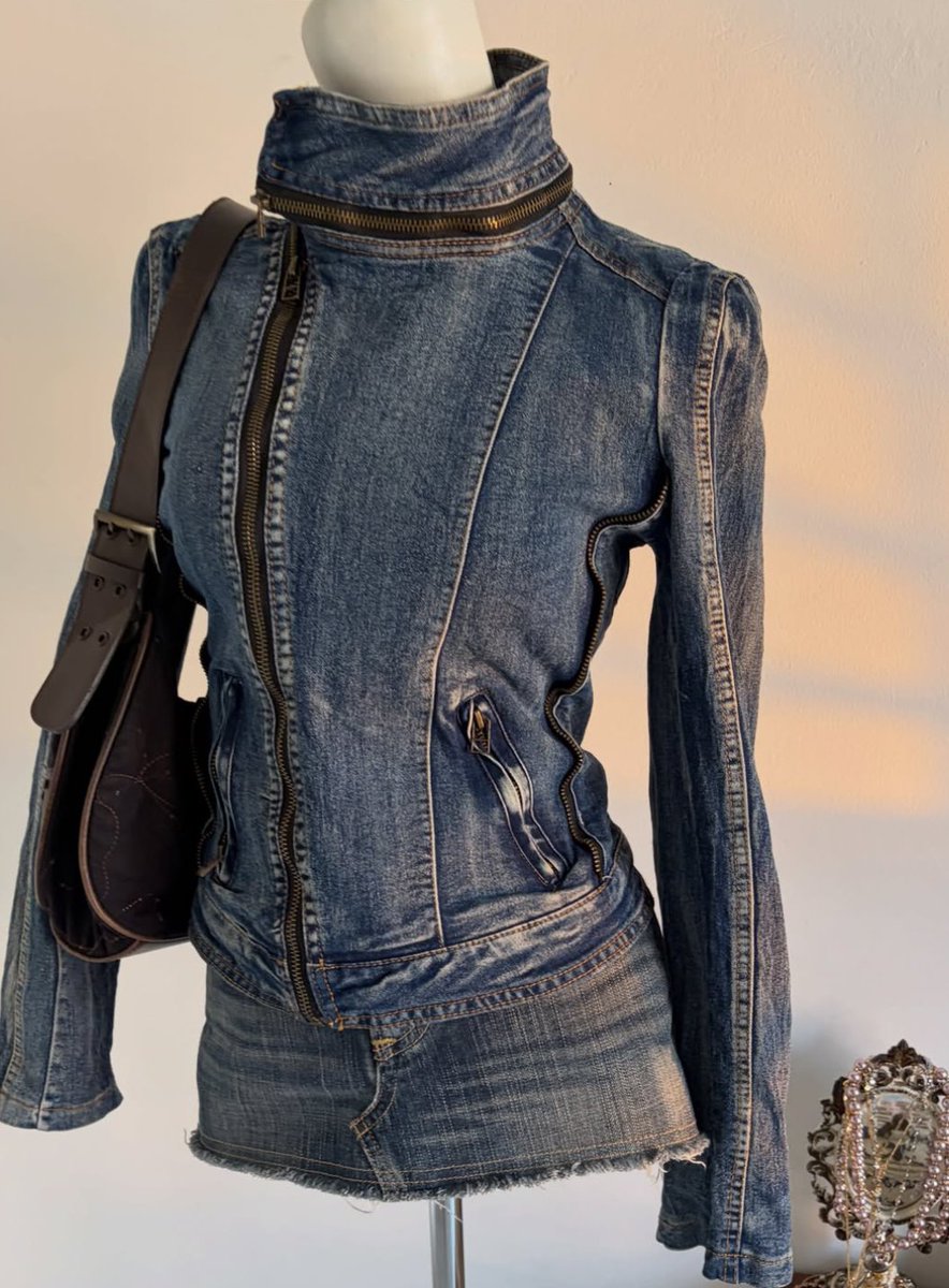 liorarchiviste's tweet photo. wts denim jacket 
bust : 80-100cm
lenght : 48cm
condition: 10/10 ga pernah dipake
price : 200k
bisa oren🍊 https://t.co/XpCUEE8CKU