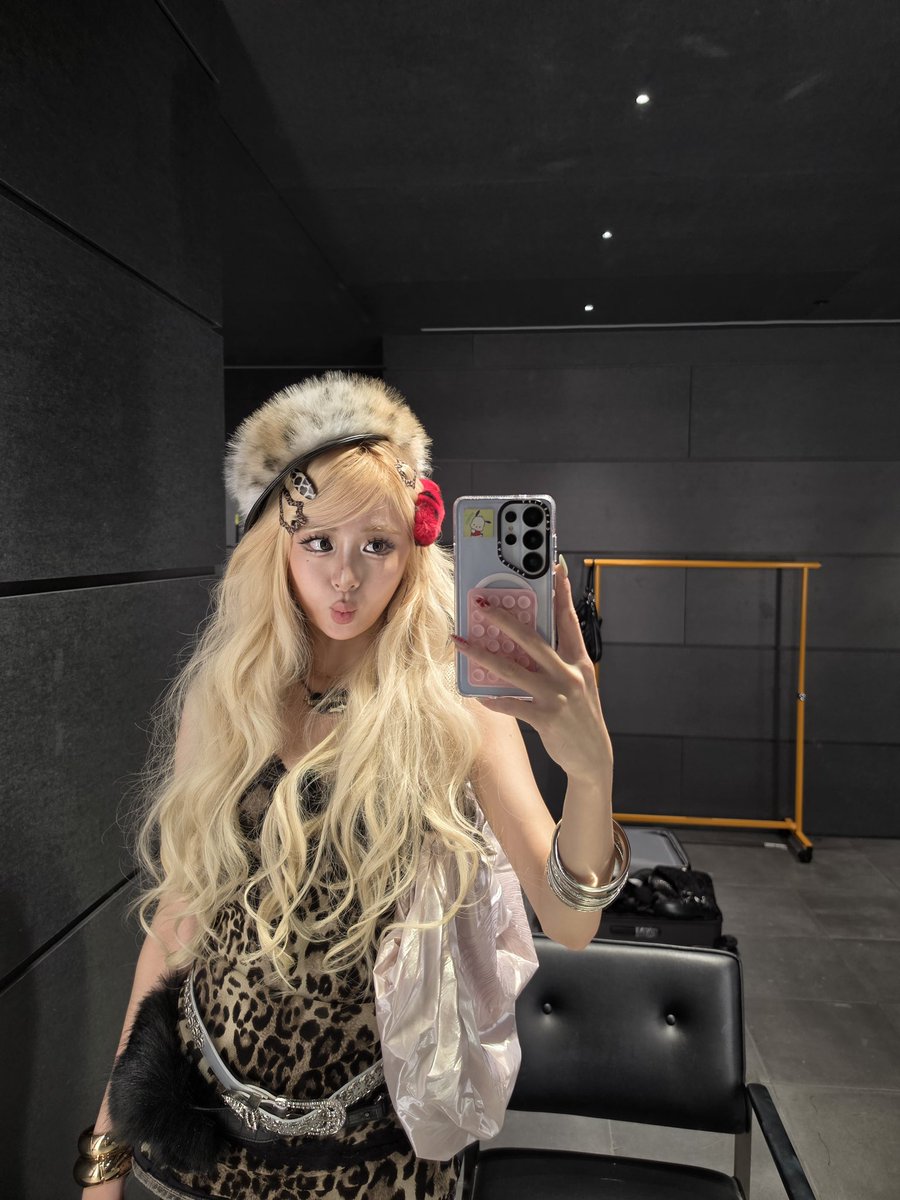 FIMBASE's tweet photo. [WEVERSE DM] 260720 #HUHYUNJIN 🐶 (1/2)

: oh and the gyaru makeup photos i took with zuha ㅋㅋㅋㅋㅋㅋㅋㅋㅋㅋㅋㅋㅋㅋ
: ah i took so many photos of that hold on
: [📸]
: i could feel how amazing i looked myself
: [📸 4x]
: ㅋㅋㅋㅋㅋㅋㅋㅋㅋㅋㅋㅋㅋㅋ
: like this 
: we had to take the artist elevator
: i was thinking that it would be really awkward if we happened to run into another artist;;; seriously please let us not run into anyone;;; no way;;;; while zuha and i got on together.
: but then another artist actually got on ㅠㅠㅠㅠㅠㅠㅠㅠ
: it was so embarrassing
: ah we were both caught off guard
: wow!!!
: 🫪‼️ hello 👒
hello‼️🫪🕶️🫪
: it didn’t send the way i intended, but you know what i was trying to picture right?
: ㅋㅋㅋㅋㅋㅋㅋㅋ