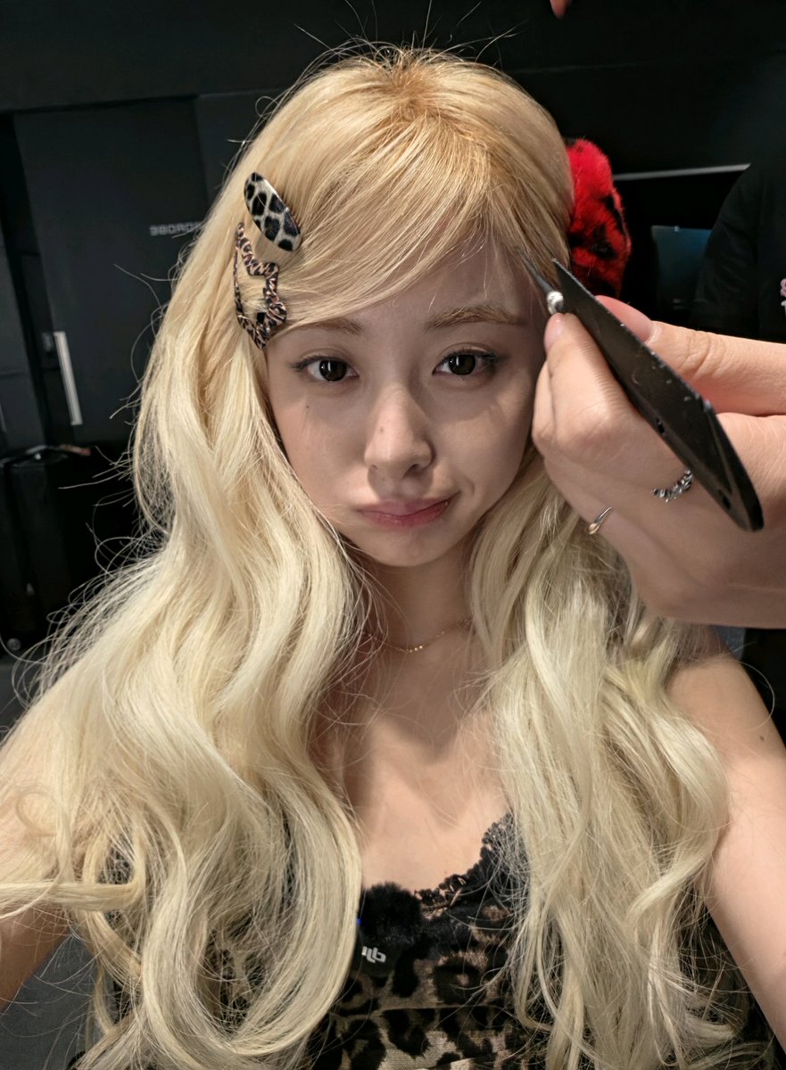 FIMBASE's tweet photo. [WEVERSE DM] 260720 #HUHYUNJIN 🐶 (1/2)

: oh and the gyaru makeup photos i took with zuha ㅋㅋㅋㅋㅋㅋㅋㅋㅋㅋㅋㅋㅋㅋ
: ah i took so many photos of that hold on
: [📸]
: i could feel how amazing i looked myself
: [📸 4x]
: ㅋㅋㅋㅋㅋㅋㅋㅋㅋㅋㅋㅋㅋㅋ
: like this 
: we had to take the artist elevator
: i was thinking that it would be really awkward if we happened to run into another artist;;; seriously please let us not run into anyone;;; no way;;;; while zuha and i got on together.
: but then another artist actually got on ㅠㅠㅠㅠㅠㅠㅠㅠ
: it was so embarrassing
: ah we were both caught off guard
: wow!!!
: 🫪‼️ hello 👒
hello‼️🫪🕶️🫪
: it didn’t send the way i intended, but you know what i was trying to picture right?
: ㅋㅋㅋㅋㅋㅋㅋㅋ