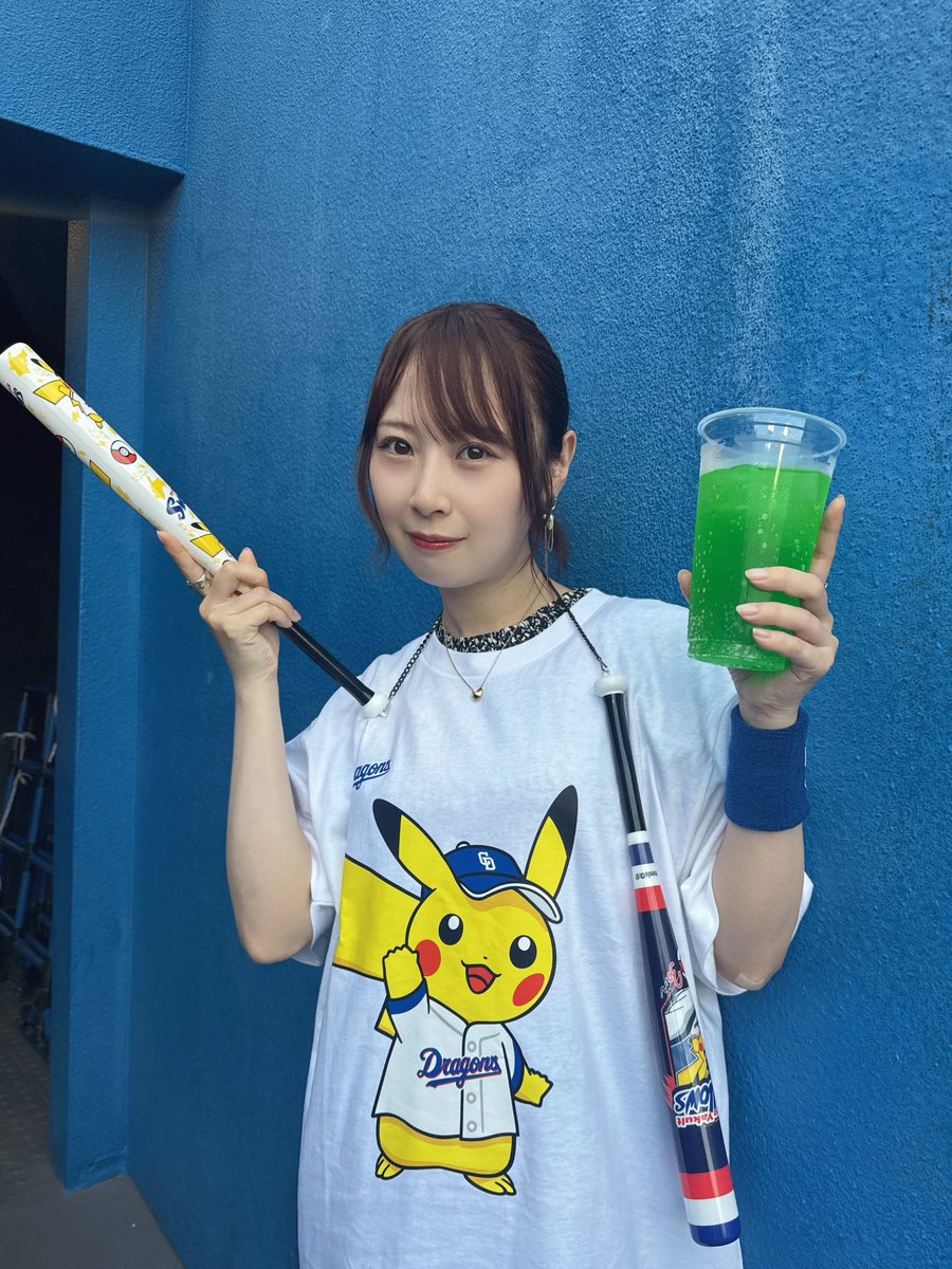 akane29_o8o's tweet photo. 友希ちゃんと
舞台「遺言」みて

神宮球場で
ヤクルト✖️中日戦観てきた！
どらほー！🐨

この日のために買った
中日ピカTシャツと現地で調達した
ヤクルトのカンフーバットと
リストバンドで情報過多だけど
しっかり中日応援してきた！⚾️

ピカ可愛かった☺️🫶⚡️

#中日ドラゴンズ
#ヤクルトスワローズ https://t.co/KUHhR6mKYg