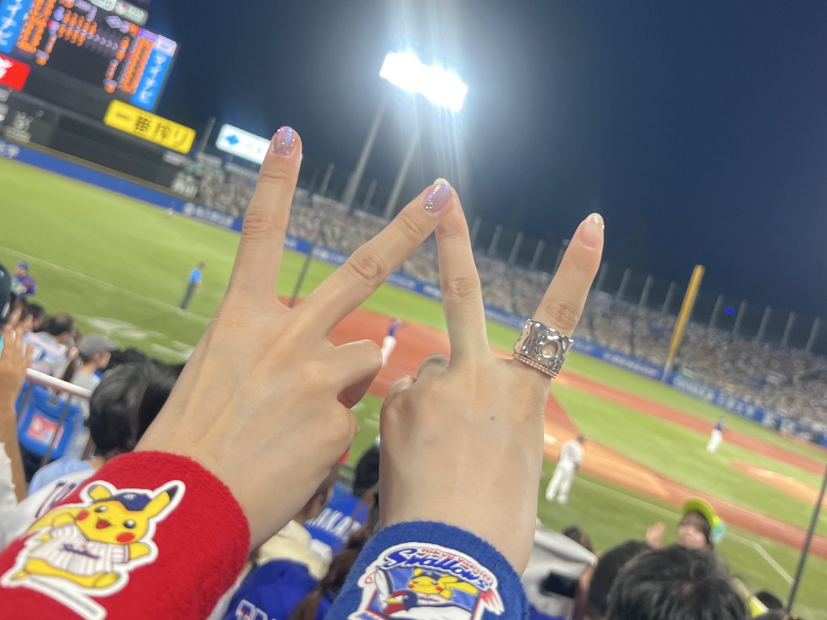 akane29_o8o's tweet photo. 友希ちゃんと
舞台「遺言」みて

神宮球場で
ヤクルト✖️中日戦観てきた！
どらほー！🐨

この日のために買った
中日ピカTシャツと現地で調達した
ヤクルトのカンフーバットと
リストバンドで情報過多だけど
しっかり中日応援してきた！⚾️

ピカ可愛かった☺️🫶⚡️

#中日ドラゴンズ
#ヤクルトスワローズ https://t.co/KUHhR6mKYg