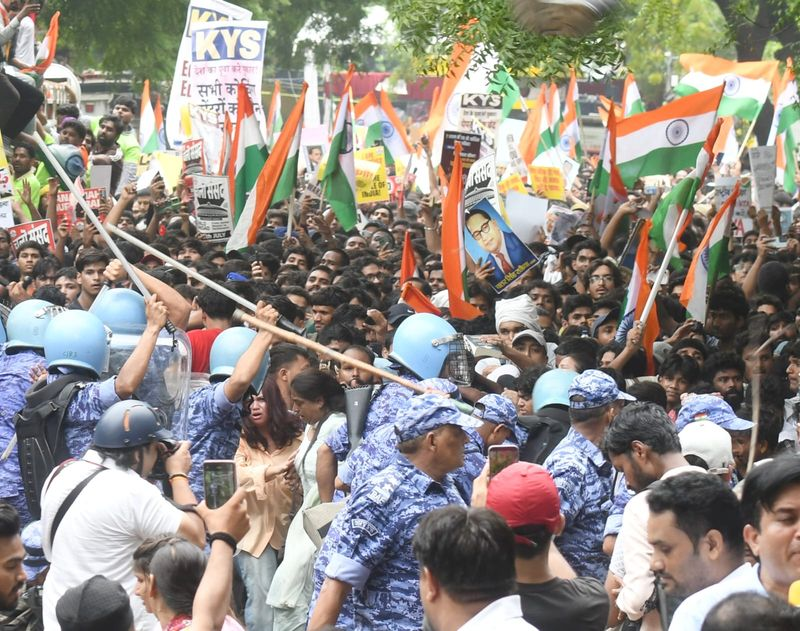 ScrollStopper9's tweet photo. 🚨 CJP Protest Reaches Parliament

Thousands marched to Parliament despite heavy security. Police used tear gas and lathicharge as clashes broke out. CJP leaders met the Centre for talks, but no agreement has been reached. The protest continues with key demand, NEET.

#CJPPRotest https://t.co/W8zL2XN6Is