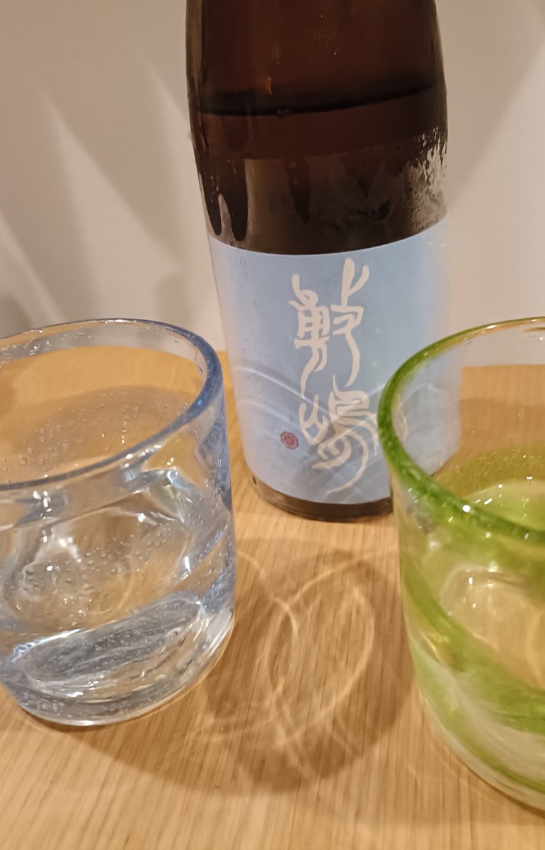 sentyanz's tweet photo. 明日から仕事やけど少し飲んでから寝るー！
愛知の生原酒、フルーティーで美味しい♫

#敷島 https://t.co/7Jo5Vf4RzV