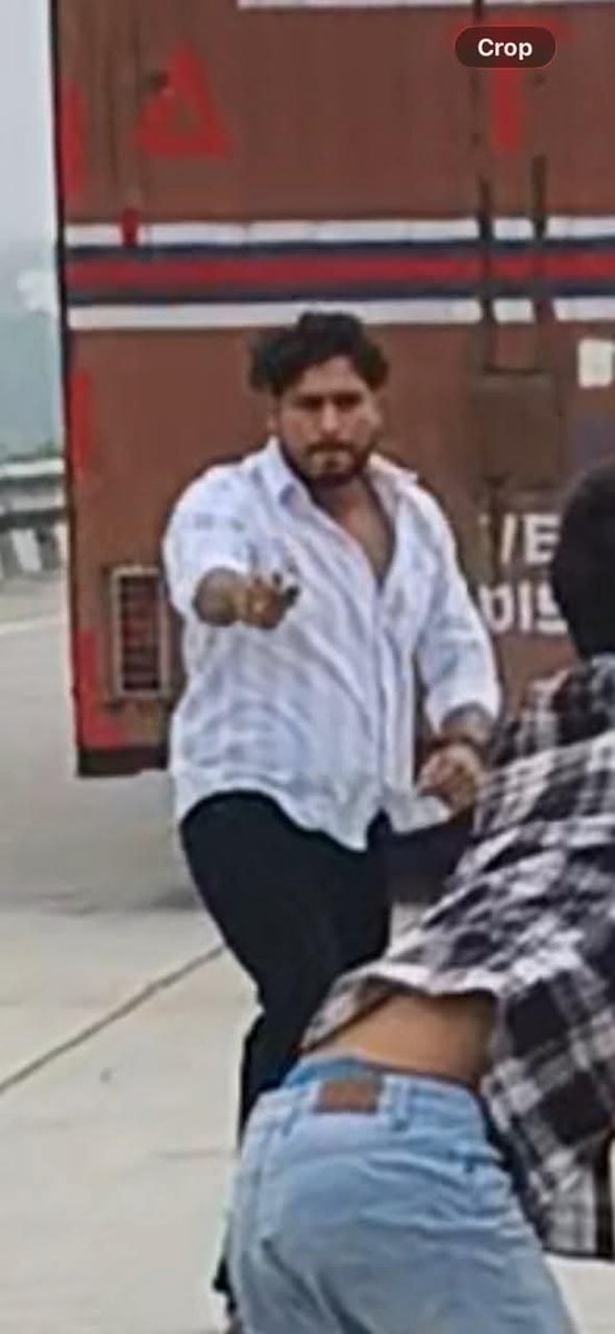 Avadhexpre49119's tweet photo. 🚨 मेरठ में दिनदहाड़े फायरिंग के आरोपी फरार, डीजीपी के दौरे के बीच पुलिस पर बढ़ा एक्शन का दबाव!

काशी टोल प्लाजा पर भाजयुमो प्रदेश अध्यक्ष के स्वागत कार्यक्रम के दौरान ���ुए विवाद में श्वेतांक त्यागी पर फायरिंग का आरोप। गनीमत रही कि वह बाल-बाल बच गए।
✅ परतापुर थाने में मुकदमा दर्ज हो चुका है।
👮 पुलिस आरोपियों की गिरफ्तारी के लिए लगातार दबिश दे रही है।
आज उत्तर प्रदेश के डीजीपी भी मेरठ दौरे पर रहे, ऐसे में इस हाई-प्रोफाइल मामले में पुलिस की कार्रवाई पर सभी की निगाहें टिकी हैं।
सूत्रों के हवाले से चर्चा है कि इस मामले में मेडिकल थाना क्षेत्र का एक हिस्ट्रीशीट��� बदमाश आरोपियों के संपर्क में या उनका साथी बताया जा रहा है। हालांकि, मेरठ पुलिस ने अभी तक इस दावे की आधिकारिक पुष्टि नहीं की है और जांच जारी है।
@meerutpolice @Uppolice @dgpup