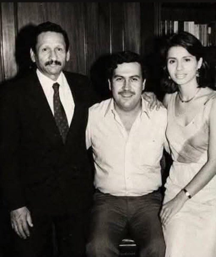 antoniobarrio14's tweet photo. La nueva ministra de cultura @PaolaHolguin con los narcotraficantes Pablo Escobar y su padre el también narcotraficante Frank Holguín. https://t.co/99eFf77oMi