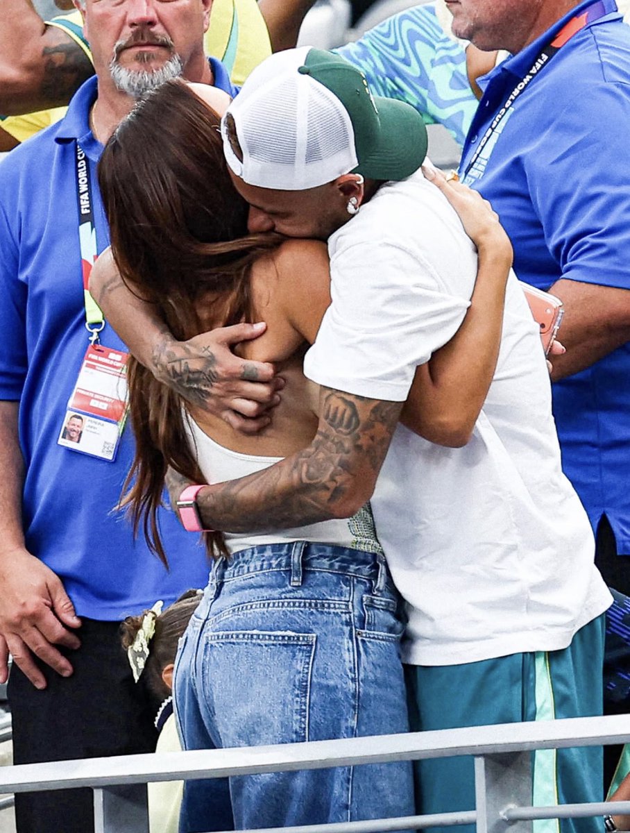 IconAurax's tweet photo. FIFA star Neymar Jr. sharing an emotional embrace with his partner Bruna Biancardi. https://t.co/uUA3YvVwf7