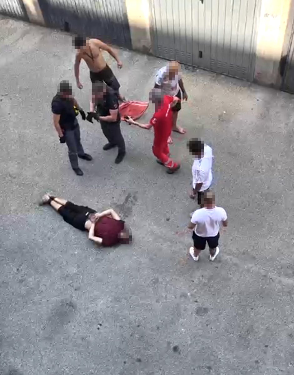 TV2000it's tweet photo. NEWS - Il giorno dopo la morte di Fakir Abderrahim, l’uomo di origine marocchina deceduto dopo essere stato fermato e ammanettato dalla Polizia al Pilastro, interviene l'arcivescovo di Bologna, il cardinale Matteo #Zuppi. In una nota diffusa dall'Arcidiocesi, il presule invita a evitare ogni forma di strumentalizzazione della vicenda e richiama alla responsabilità nel linguaggio e nei comportamenti, anche sui social network.
Ecco il testo del Comunicato stampa:
L’Arcivescovo di Bologna Card. Matteo Zuppi è vicino nella preghiera a chi soffre per quanto accaduto ieri al Pilastro, dove ha perso la vita una persona, ed esprime vicinanza alla famiglia e a tutti coloro che stanno soffrendo e che sono coinvolti nella drammatica vicenda. Invoca Dio perché in questo momento «non prevalgano l’odio, la violenza, anche verbale e nei social, la strumentalizzazione per nessuna ragione», ma piuttosto «il rispetto, il dialogo e la giustizia a cui tutti devono affidarsi nel rispetto del diritto e delle Istituzioni». In questa sofferenza, afferma l’Arcivescovo, la Chiesa ricorda «di non stancarsi di costruire percorsi di pace, di riconciliazione e di incontro affinché prevalga la forza dell’amore che ci viene donato da Gesù, seminatore di bene nel cuore di ogni persona».
#20luglio