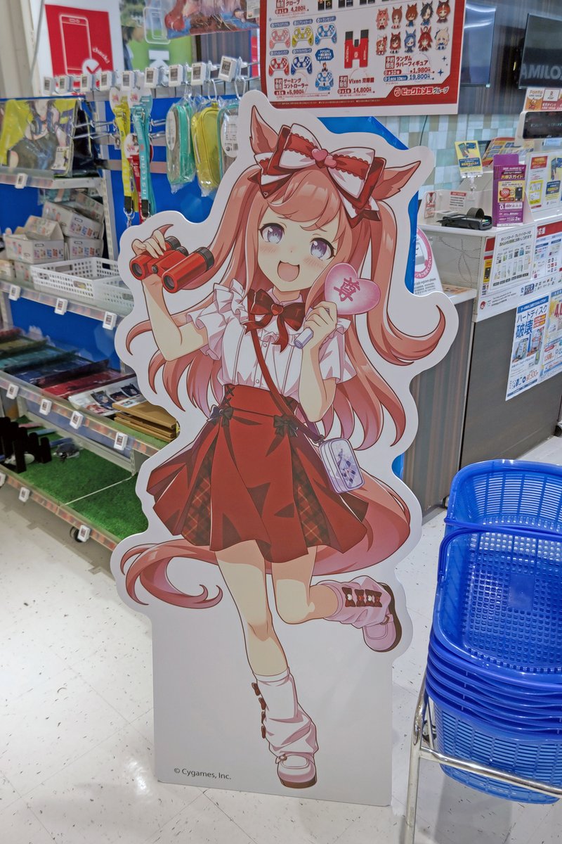 uirohi's tweet photo. 先日、ビックカメラのウマ娘コラボ行って来ました。
なんとかデジたんのアクスタゲット!
さらにコントローラーも店頭予約したら、それも特典対象だったようで
ステッカー計2枚もらえました。よっしゃ! https://t.co/jlRmu8Qbld