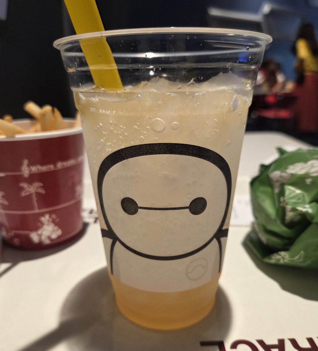 m_sippo's tweet photo. ベイマックスのドリンク初めて飲んだけど美味しかった‼️
また飲みに行こう🥤

1回だけハンバーガー選べたんだけどなんでだろう❓ https://t.co/axRRw4HG3Q