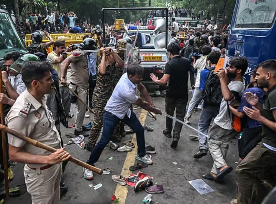 salah_shoaib's tweet photo. Beware India! These are not protestors. They are foreign mercenaries. Their target is regime change. They want to destroy Bharat! https://t.co/QZRFUONCpC