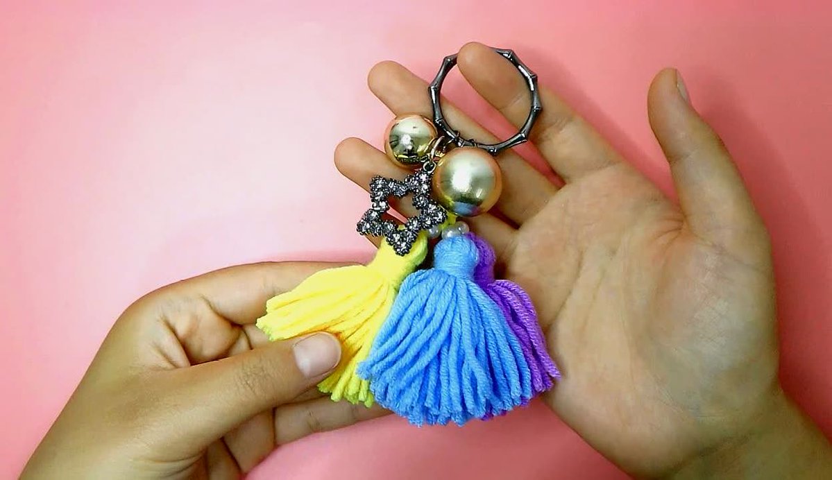 gorm213's tweet photo. Got some scrap yarn u0026 a button Turn 'em into a cute mini keychain in 10 mins! Perfect for brightening up your bag https://t.co/MbisOc9WYb