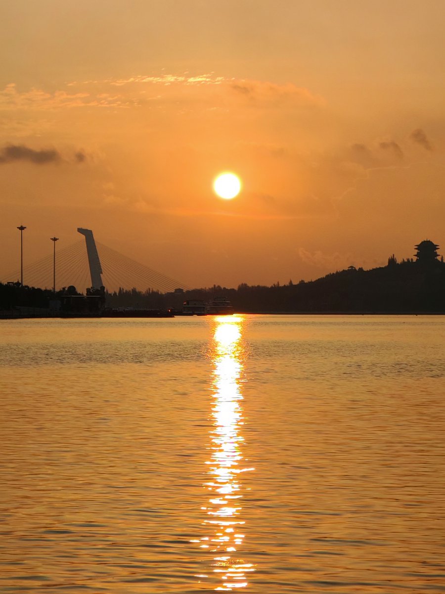 hs51455980's tweet photo. Join our campus photography club's sunset shoot this Fri at 5PM by the lake! Beginners welcome—bring your phone or camera, we’ll have fun + share tips. Tag a friend who loves nature shots! https://t.co/K8aGfk5SIp