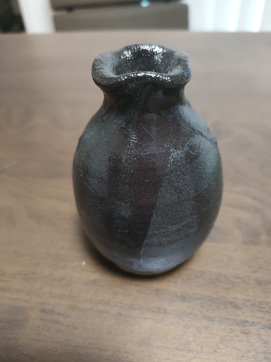 uminosachi_uni's tweet photo. 陶芸教室でつくった一輪挿し！
釉薬を黒くて重ためのにしたら、見た目があまりにもとっくりになってしまった https://t.co/VklOE38zZK