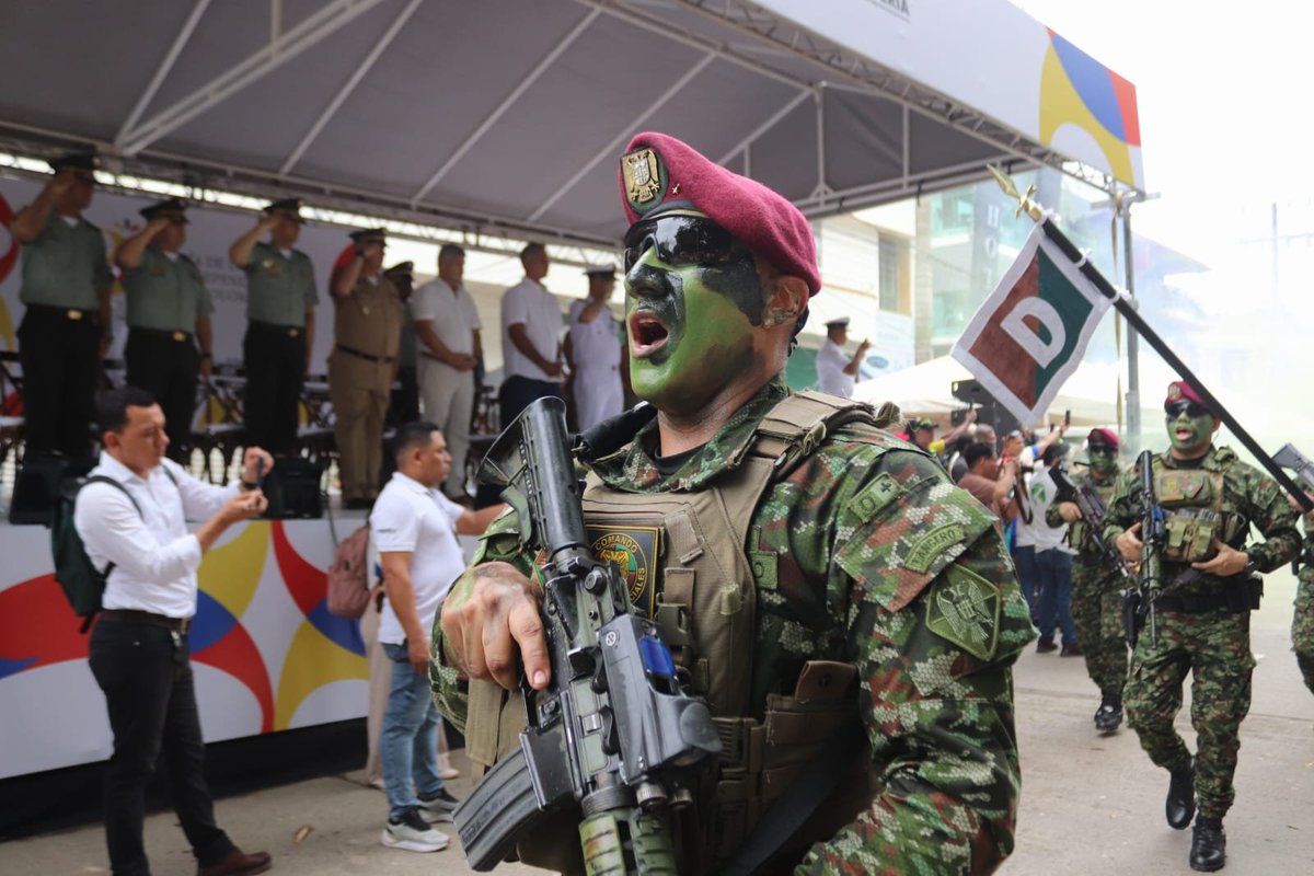 Ejercito_Div7's tweet photo. #EnModoPatrio| Miembros de la #Brigada11 del @COL_EJERCITO, la @ArmadaColombia y la @PoliciaColombia, engalanaron las calles de la ciudad de Montería con el tradicional desfile militar y policial del 20 de julio, conmemorando los 216 años del Grito de Independencia Nacional.

Vestidos de honor y gloria, los hombres y mujeres de la Fuerza Pública ratifican el compromiso con la seguridad y protección de nuestra amada Nación. Agradecemos a la comunidad cordobesa por acompañarlos con alegría y fervor durante su recorrido.

¡Hoy más que nunca nos sentimos orgullosos de ser colombianos!

#20DeJulio
#NuestroCompromisoEs🇨🇴