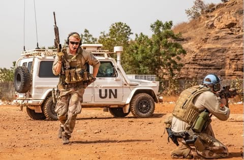 WarFlash_2630's tweet photo. 🇳🇴G-WAGON TECHNICAL: Norwegian UN Soldiers stationed in Mali conducting tactical exercises with Heckler &amp; Koch HK416’s, using an Armored G (W461) for cover in Bamako (2021) https://t.co/FXdjxKB8LC