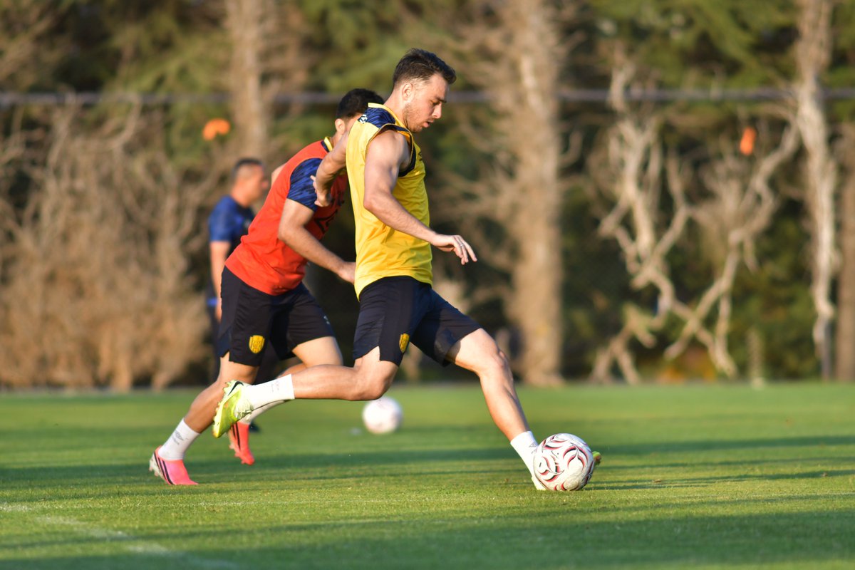 Ankaragucu's tweet photo. Günün Antrenmanı
#MKEAnkaragücü 💛💙 https://t.co/H1DoqfqviP