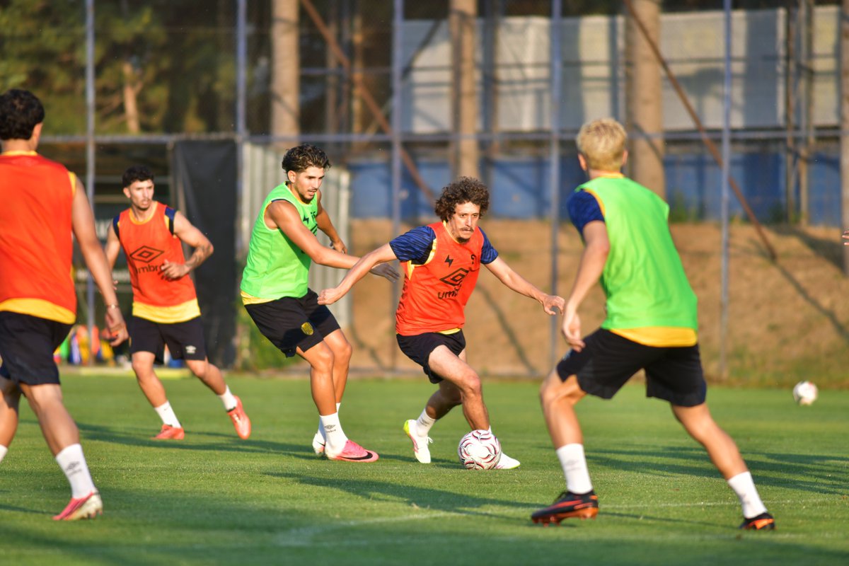 Ankaragucu's tweet photo. Günün Antrenmanı
#MKEAnkaragücü 💛💙 https://t.co/H1DoqfqviP