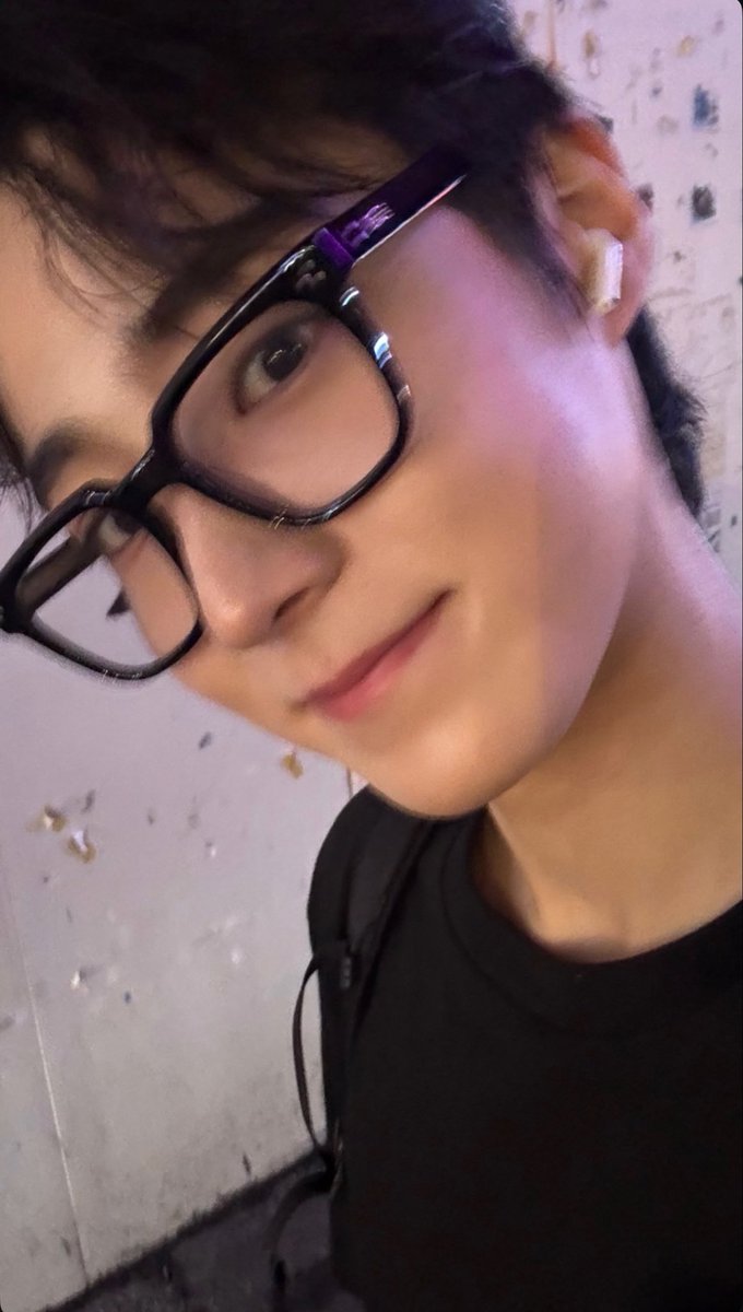Tdango0's tweet photo. 뿔테 너무 이뿌자나.... https://t.co/sUpYqHqZWP