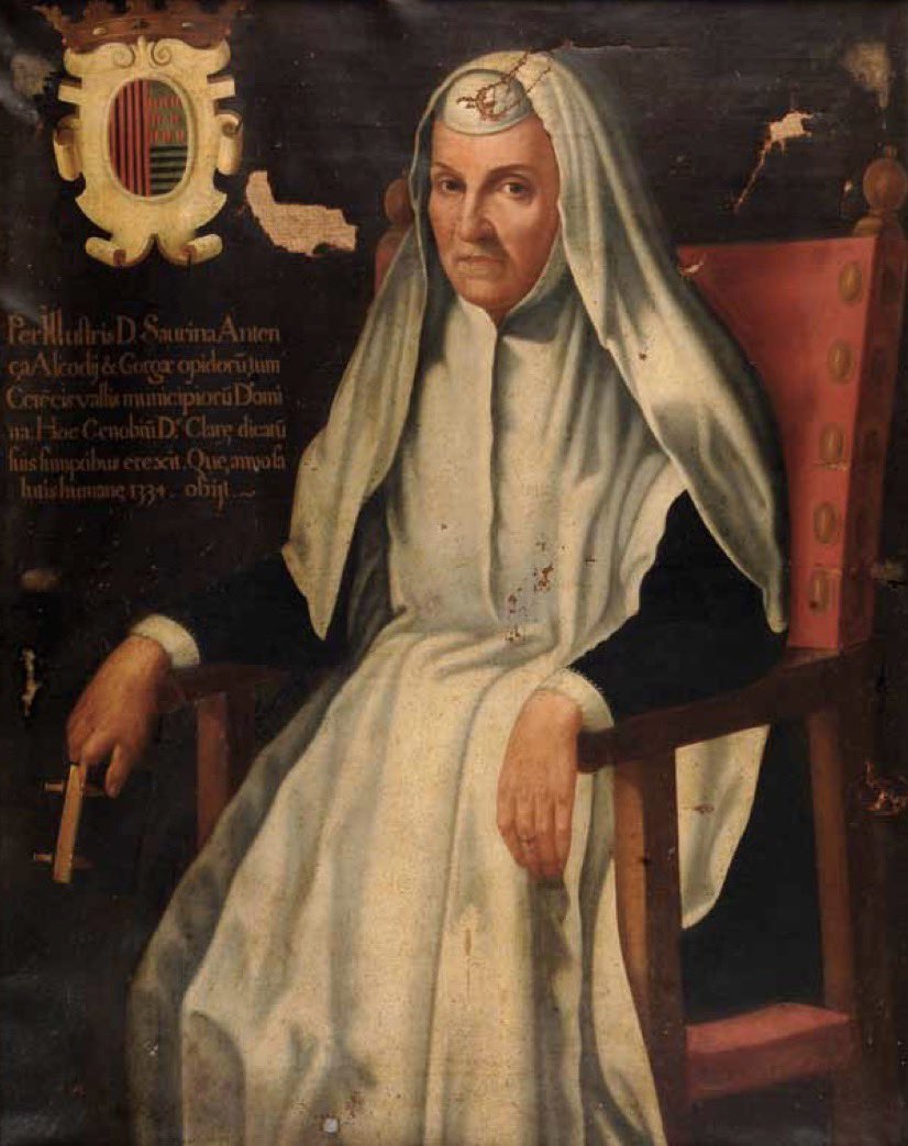 LlegendariVal's tweet photo. Na Saurina d’Entença és una de les figures femenines més destacades de la noblesa valenciana del segle XIV. Després de la mort del seu marit, el gran almirall Roger de Llúria, va assumir la gestió dels seus extensos dominis amb determinació i habilitat. Però, també va voler deixar una empremta perdurable mitjançant una obra de caràcter espiritual: la fundació del Monestir de Santa Clara de Xàtiva.

Moguda per una profunda religiositat i pel desig de dotar la ciutat d’un espai de vida contemplativa per a les monges clarisses, Na Saurina va obtenir l’autorització del rei Jaume II per fundar el monestir. En el seu testament, redactat poc abans de morir l’any 1325, va disposar que una part important del seu patrimoni es destinara a la construcció i al manteniment de la nova comunitat religiosa. També va manifestar la voluntat de ser soterrada allí.

Després de la seua mort, els seus marmessors van complir fidelment les seues disposicions. Les primeres religioses, procedents del monestir de Santa Clara de Tortosa, s’instal·laren en un convent construït fora de les muralles de Xàtiva. Aquella primera fundació, però, va tindre una vida curta. Durant la Guerra dels Dos Peres (1356-1369), els ravals i els edificis extramurs de la ciutat van quedar greument afectats, i el monestir fou destruït. Davant aquesta situació, la comunitat es traslladà a l’interior del recinte emmurallat, on es construí un nou monestir, origen de l’actual Reial Monestir de Santa Clara de Xàtiva.

Seguint la voluntat de la fundadora, les restes de Na Saurina d’Entença foren traslladades al nou convent, on descansaven en un sepulcre que recordava la seua figura com a fundadora i benefactora. Malauradament, aquest monument funerari va ser destruït durant la Guerra Civil espanyola (1936-1939), igual que moltes altres obres d’art i elements patrimonials del monestir. Tot i la desaparició del sepulcre, la documentació històrica i la continuïtat de la comunitat de clarisses han permés preservar el record de la dona que va fer possible aquesta fundació.

Hui, el Reial Monestir de Santa Clara continua sent un dels monuments més emblemàtics de Xàtiva i un testimoni excepcional de la història medieval valenciana. La figura de Na Saurina d’Entença hi roman estretament vinculada, no sols perquè en fou la fundadora, sinó perquè la seua iniciativa, el seu mecenatge i la seua visió han transcendit els segles, superant guerres, destruccions i la pèrdua del seu propi sepulcre.