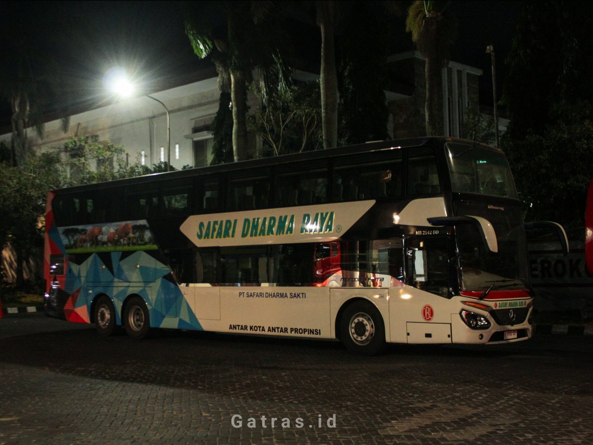 gatras_id's tweet photo. Akhirnya rilis juga armada Double Decker dari PO SAFARI DHARMA RAYA (OBL) dari Karoseri Morodadi Prima Malang.

• SAFARI DHARMA RAYA
• PATRIOT THREE STAR By MORODADI PRIMA
• MERCEDES BENZ OC500RF 2542

📌 SPBU Randuagung, Singosari https://t.co/UsjTcGkaTG