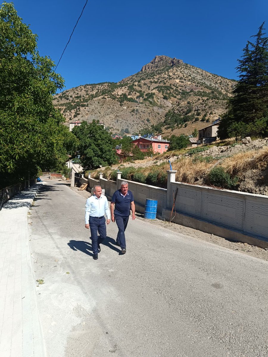 tekkebelediye's tweet photo. 📍 Kaleönü Mahallesi'nde okul yolu ve çevre düzenleme çalışmalarını yerinde inceledik. Sentetik saha çalışmalarımız da hızla devam ediyor. Desteklerinden dolayı Bağcılar Belediye Başkanımız Sayın Yasin Yıldız'a teşekkür ediyoruz.

#TekkeBelediyesi #Tekke #SentetikSaha https://t.co/fPxrJhqQHf