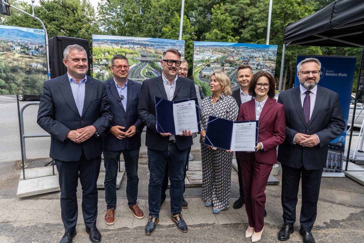 CUPT_gov_pl's tweet photo. #CUPT przekazało 320 mln zł z #FunduszeUE #FEnIKS na budowę Północnej Śródmiejskiej Obwodnicy Miasta. Nowa trasa usprawni ruch w centrum i poprawi dostęp do S1, S52 oraz sieci TEN-T.
Więcej: https://t.co/LTrtzWxtG7
#FunduszeEuropejskie #BielskoBiała #Transport https://t.co/ZOKMJmsvfr