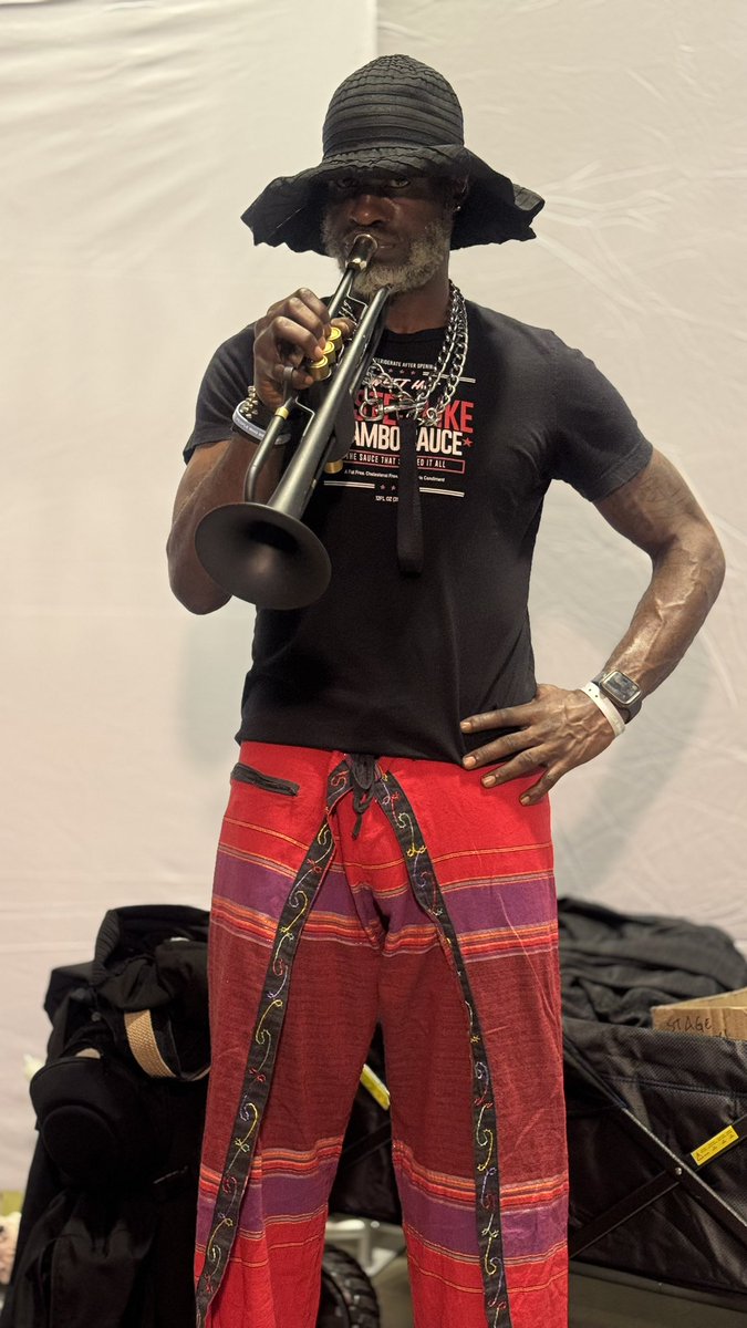 NakedTrumpeter's tweet photo. https://t.co/Fo6rz43jwU https://t.co/wHJnkUzwcZ