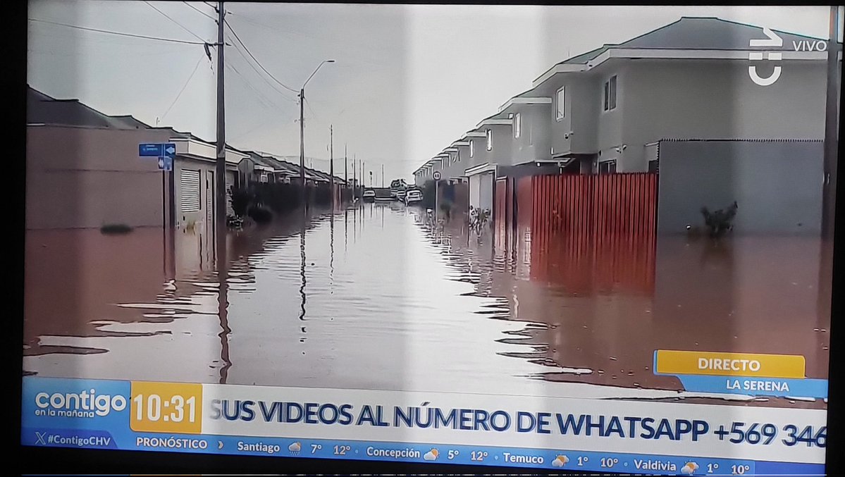 Janet90476632's tweet photo. @CNNChile En la Serena están con el agua hasta el cuello y el @GobiernodeChile brilla por su ausencia 😡 pero @CNNChile hace eco de una noticia falsa. https://t.co/WgegsBq1zA