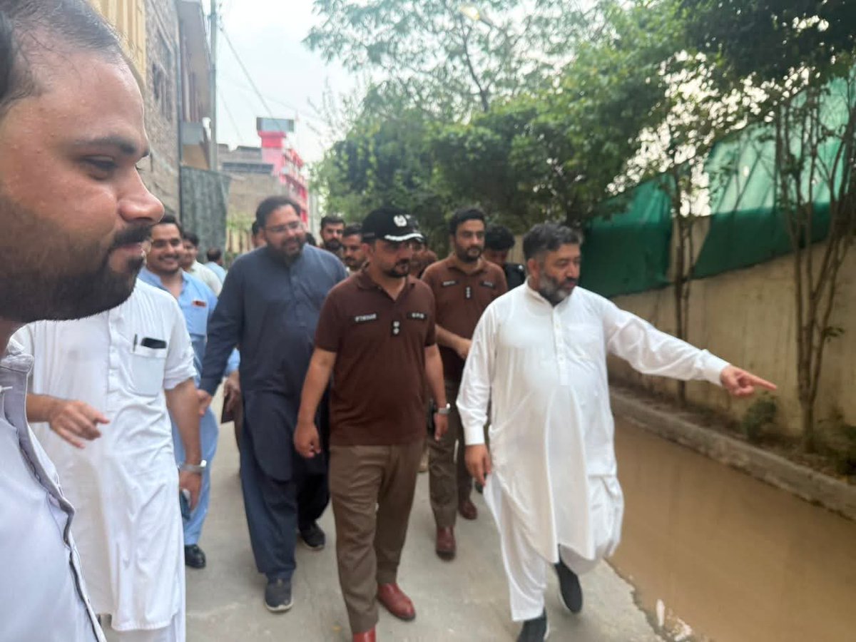 DEOPESHAWER's tweet photo. District Emergency Officer Iftikhar Khan visited Budhni Bridge on Charsadda Road to inspect the water flow. Rescue 1122 teams remained on high alert with all water rescue equipment in place and ready to respond to any emergency. #Rescue1122 #Peshawar https://t.co/JXN2PzaFMW