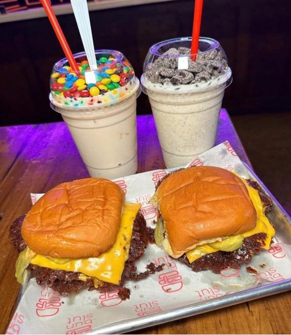 FoodPleaser's tweet photo. Burgers and Milkshakes https://t.co/MShpjHfE71