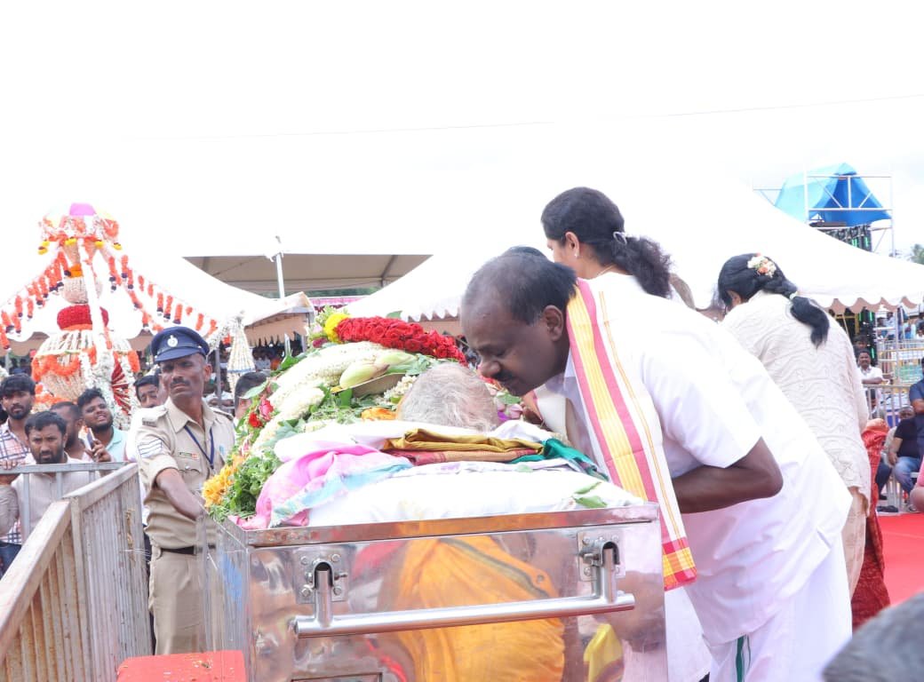 hd_kumaraswamy's tweet photo. ಮಾವಿನಕೆರೆ ಶ್ರೀ ರಂಗನಾಥ ಸ್ವಾಮಿ ಬೆಟ್ಟದ ತಪ್ಪಲಿನಲ್ಲಿ ಚಿರನಿದ್ರೆಗೆ ಜಾರಿದ ಅಮ್ಮನನ್ನು ಭಾವಪೂರ್ಣವಾಗಿ ಬೀಳ್ಕೊಟ್ಟ ಭಾರದ ಕ್ಷಣಗಳು. 

ನನ್ನ ಪಾಲಿಗೆ ಅಮ್ಮ ಎಂದೆಂದಿಗೂ ಅನಂತವೇ. ಭೌತಿಕವಾಗಿ ಅವರು ಇಲ್ಲವಷ್ಟೇ, ಆದರೆ ಅವರು ಕೊಟ್ಟು ಹೋದ ಸಂಸ್ಕಾರ, ಕಲಿಸಿಕೊಟ್ಟ ಮಾನವೀಯ ಮೌಲ್ಯಗಳು, ಅಂತಃಕರ್ಣಪೂರ್ವಕ ಬದುಕು.. ಎಲ್ಲವೂ ನನ್ನ ತಾಯಿ ನೀಡಿದ ಆಸ್ತಿ ಎಂದೇ ನಂಬಿದ್ದೇನೆ. ಇಡೀ ಜೀವನದುದ್ದಕ್ಕೂ ನಾನು ನಂಬಿರುವ ಮೌಲ್ಯಗಳು, ನನ್ನಲ್ಲಿರುವ ಮಾತೃಹೃದಯ ಅಮ್ಮನಿಂದ ದೊರೆತ ಬಳುವಳಿ.🙏
#ಅಮ್ಮ