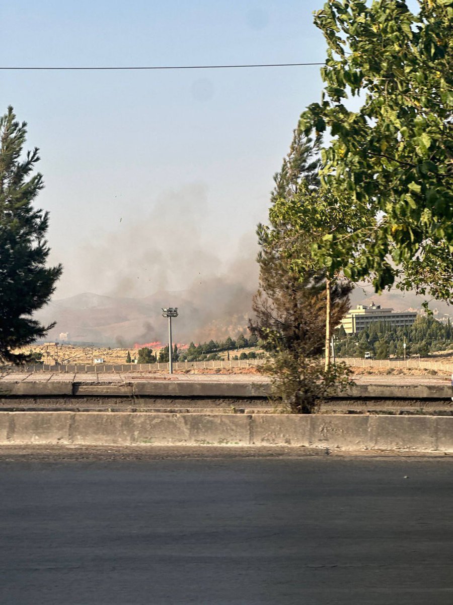 etelaf10's tweet photo. تصاویر دیگری از وقوع انفجار و بلند شدن ستون بزرگی از دود در محدوده صنایع الکترونیک #شیراز https://t.co/q5cFFfnDOC