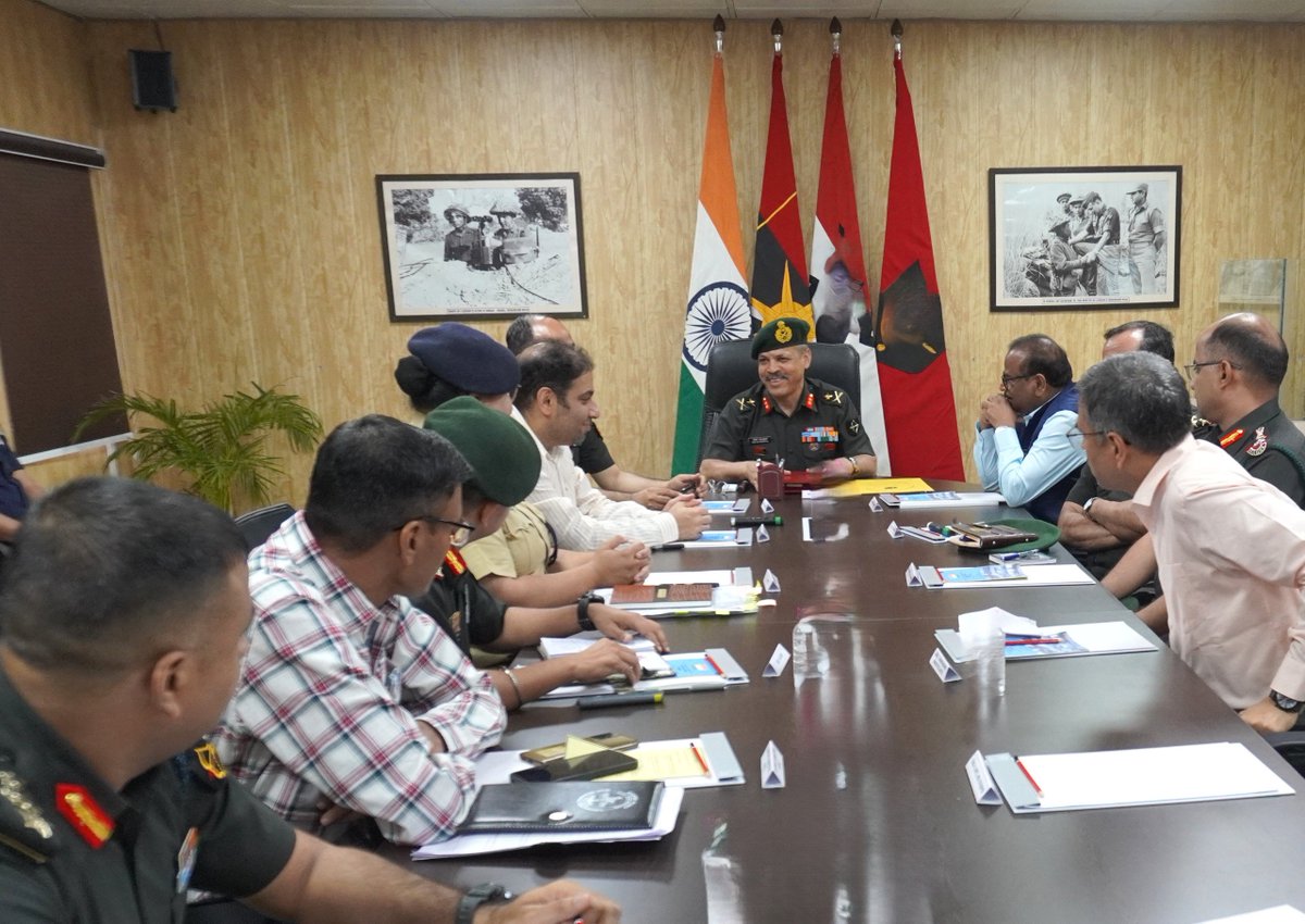 ChetakCorps_IA's tweet photo. Strengthening Civil-Military Synergy

GANDIV DIVISION conducted a Military-Civil Fusion Meet at #KotaMilitaryStation with representatives from the Civil Administration, Rajasthan Police, CISF, NDRF & Civil Aviation.

The interaction focused on enhancing inter-agency coordination, preparedness for emerging security challenges, disaster response, protection of critical infrastructure and the evolving role of drone technologies. The event reaffirmed the collective commitment towards building a resilient and secure ecosystem through close civil-military cooperation and Whole of Nation Approach. 

#IndianArmy 
#SouthWesternCommand
#ChetakCorps
#GandivDivision
 #MilitaryCivilFusion 

@adgpi
@SWComd_IA
@SpokespersonMoD
@ProDefRjsthn
