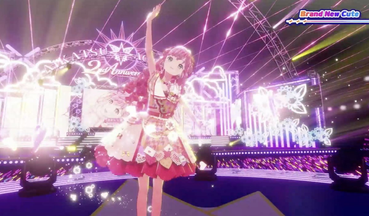 Brand New Cute」ステージ、暗いからこそ映えるピンク、明るく照らされ