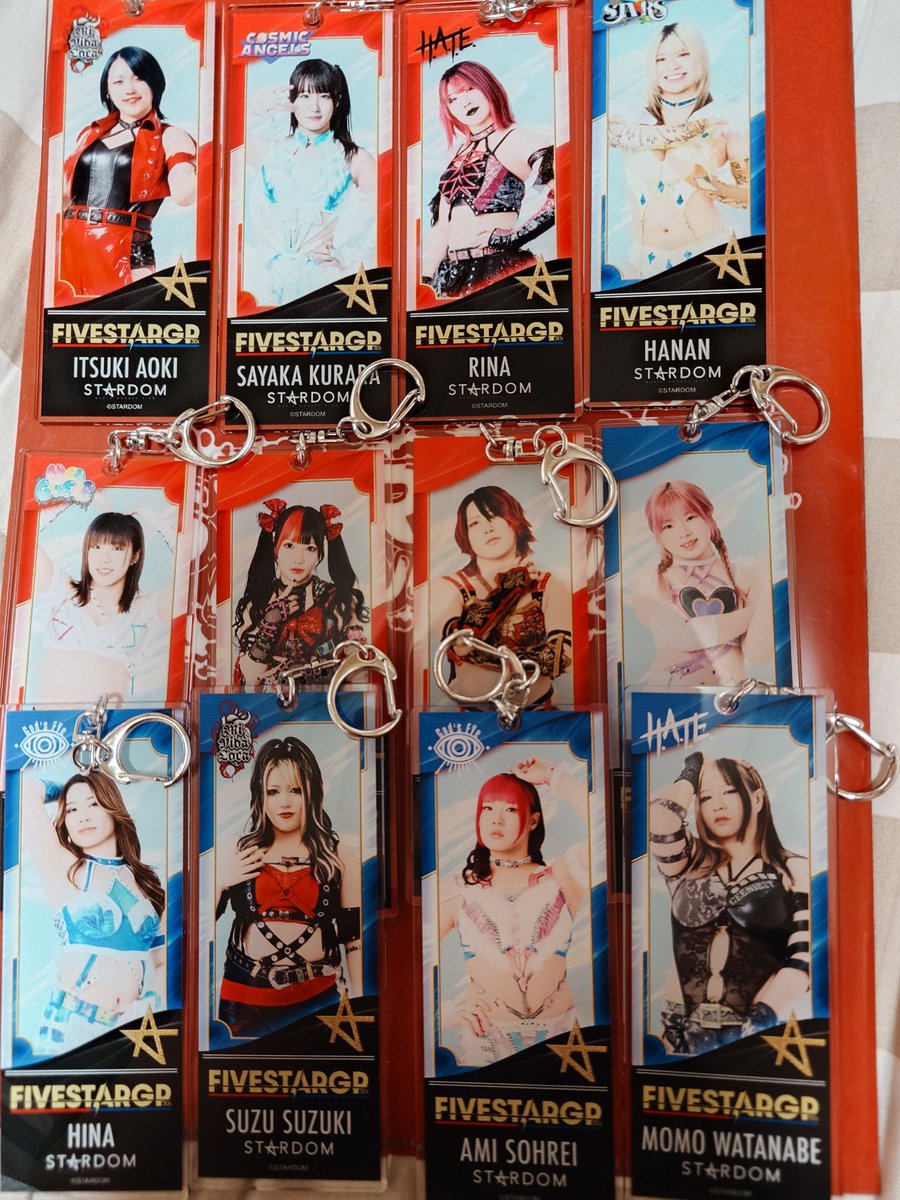 Hidecchi_C's tweet photo. 本日の戦利品💎

試合前、
1月高田馬場大会で偶然にも隣の席&お互いファローしていたフォロワー様より「元気出して」とレディ先生のアクスタを…🥹✨️
試合前から涙腺崩壊気味でした😭

そして別のフォロワー様からも朱里さんのステッカーをいただきました🥹✨️
本当にありがとうございます!!

#STARDOM
#レディ・C　選手　#朱里　選手　#壮麗亜美　選手　#妃南　選手　#浜辺纏　選手