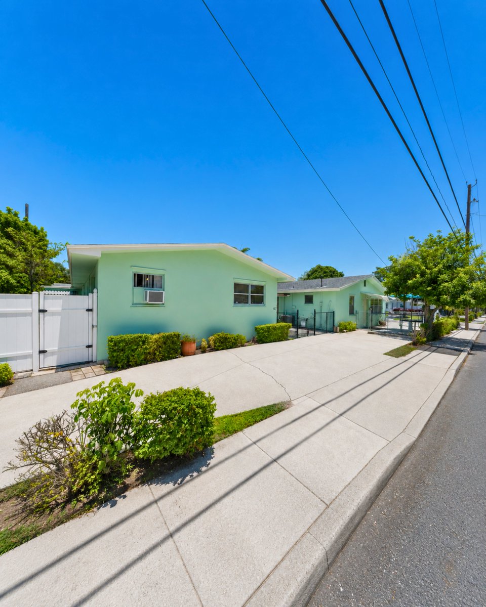 LoodmyJ's tweet photo. JUST LISTED

📍 425 Churchill Rd, West Palm Beach, FL 33405

Rare SoSo triplex with three separate meters, income potential, and the flexibility to invest or owner-occupy.

Comment HOME for pricing, details, or to schedule a showing.

#justlisted #westpalmbeach #soso #investment https://t.co/NCMNnkBdup