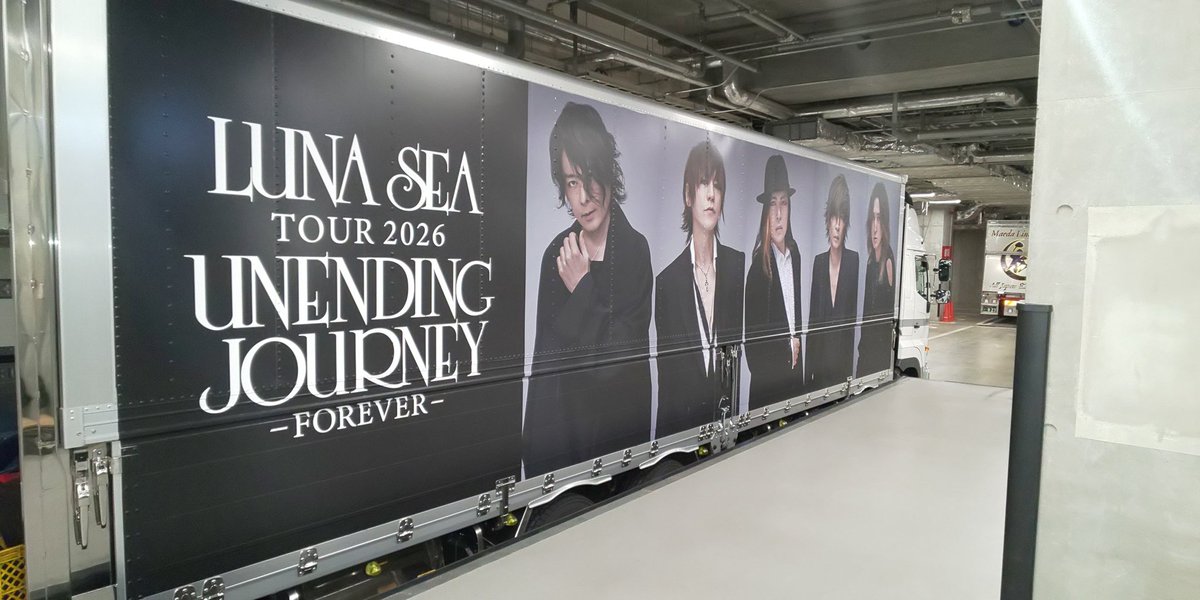 riori1103's tweet photo. 2年ぶりのLUNA SEA堪能してきました。
仕事で遅れ途中入場になってしまい
前半曲ほぼ聴けなかったのは残念😢
でも仕事のおかげで、特別なツアートラックの写真撮れた✨

初の生淳士さん最高にかっこよかった！
何度も真ちゃんに見える瞬間があり泣いた😭✨
本当にありがとう！
#LUNAPIC https://t.co/kEtuITqWs9