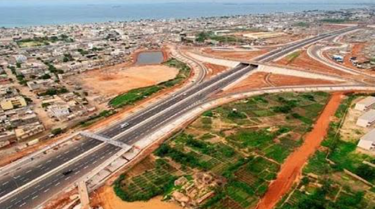 CapIvoire_Info's tweet photo. Côte d'Ivoire 🇨🇮 Ghana 🇬🇭 Togo 🇹🇬 Bénin 🇧🇯 Nigeria 🇳🇬

🛣️ 1 028 km à travers 5 pays : le corridor Abidjan-Lagos qui pourrait révolutionner l'économie ouest-africaine

Le tracé :
🛣️ Une autoroute côtière de 1 028 km reliant Abidjan à Lagos via le Ghana, le Togo et le Bénin. Elle connectera cinq grands pôles économiques : Abidjan, Accra, Lomé, Cotonou et Lagos.

🚧 Quatre à six voies sur la majeure partie du parcours, jusqu’à huit à Lagos, 63 échangeurs et péage libre.

Ce que le corridor ambitionne :
🤝 Fluidifier le transport de personnes et marchandises, réduire les coûts et stimuler les échanges régionaux. La BAD le voit comme un futur « corridor économique » au service de la ZLECAf.

🌍 Il doit s’articuler avec le réseau transafricain et relier les arrière-pays du Mali, Burkina Faso et Niger aux ports du littoral.

Où en est le projet :
🏛️ Gouvernance installée : Wilfrid Lauriano Do Rego (Bénin) nommé président du conseil pour quatre ans.

💶 Coût estimé : environ 15 milliards de dollars. Financements en cours de mobilisation avec la BAD comme chef de file.

📅 Travaux annoncés pour 2026, livraison prévue en 2030.

💬 Ce corridor peut-il devenir la colonne vertébrale du commerce ouest-africain ? Partagez votre avis !

#CotedIvoire #Nigeria #AbidjanLagos #CEDEAO #ZLECAF #Infrastructures #AfriqueDeLOuest