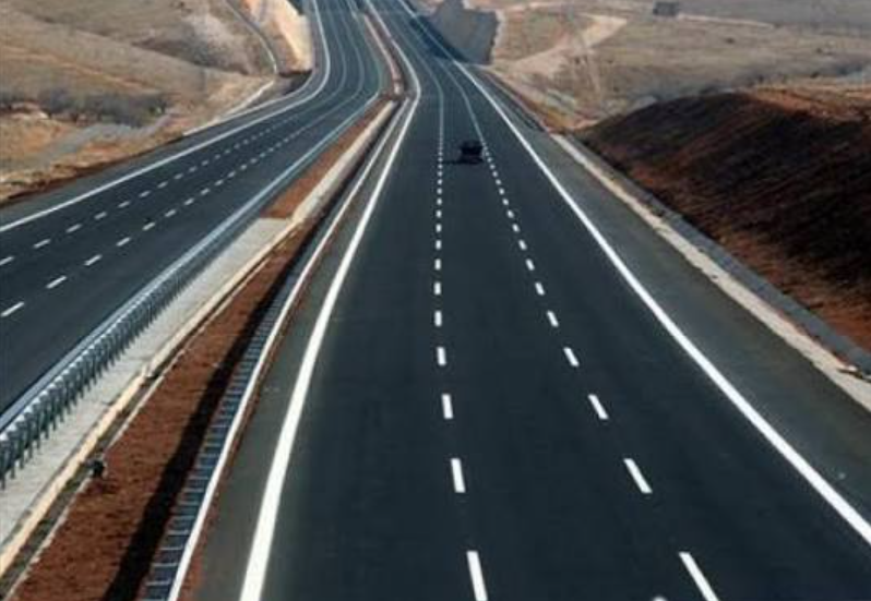 CapIvoire_Info's tweet photo. Côte d'Ivoire 🇨🇮 Ghana 🇬🇭 Togo 🇹🇬 Bénin 🇧🇯 Nigeria 🇳🇬

🛣️ 1 028 km à travers 5 pays : le corridor Abidjan-Lagos qui pourrait révolutionner l'économie ouest-africaine

Le tracé :
🛣️ Une autoroute côtière de 1 028 km reliant Abidjan à Lagos via le Ghana, le Togo et le Bénin. Elle connectera cinq grands pôles économiques : Abidjan, Accra, Lomé, Cotonou et Lagos.

🚧 Quatre à six voies sur la majeure partie du parcours, jusqu’à huit à Lagos, 63 échangeurs et péage libre.

Ce que le corridor ambitionne :
🤝 Fluidifier le transport de personnes et marchandises, réduire les coûts et stimuler les échanges régionaux. La BAD le voit comme un futur « corridor économique » au service de la ZLECAf.

🌍 Il doit s’articuler avec le réseau transafricain et relier les arrière-pays du Mali, Burkina Faso et Niger aux ports du littoral.

Où en est le projet :
🏛️ Gouvernance installée : Wilfrid Lauriano Do Rego (Bénin) nommé président du conseil pour quatre ans.

💶 Coût estimé : environ 15 milliards de dollars. Financements en cours de mobilisation avec la BAD comme chef de file.

📅 Travaux annoncés pour 2026, livraison prévue en 2030.

💬 Ce corridor peut-il devenir la colonne vertébrale du commerce ouest-africain ? Partagez votre avis !

#CotedIvoire #Nigeria #AbidjanLagos #CEDEAO #ZLECAF #Infrastructures #AfriqueDeLOuest