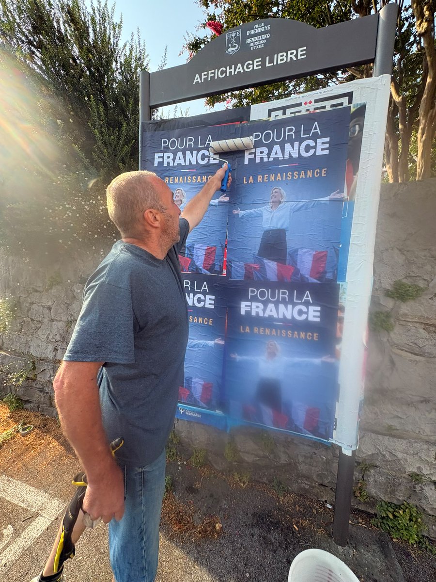 PalisPierre64's tweet photo. 🇫🇷 À Hendaye, LFI n’a pas le monopole du terrain ! Bravo à Pascal et Marine pour leur collage de ce matin. L’affichage libre appartient à tous : partout, faisons vivre nos idées et refusons de laisser le terrain à nos adversaires. On ne lâche rien ! 💪 #RN https://t.co/JODizerhqx https://t.co/YKswVALFM0