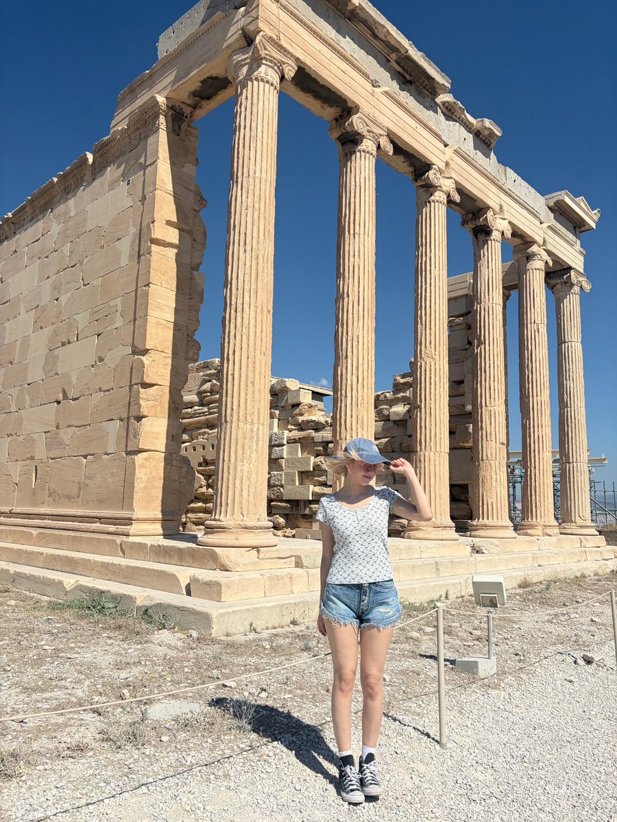 haejinloops's tweet photo. smth that really impressed me about the lily eurosummer holiday is that NO ONE ELSE IS THERE?? HELLO?? were there no other tourists taking 50 photos??? truly impressive https://t.co/SKaHFgHYjS