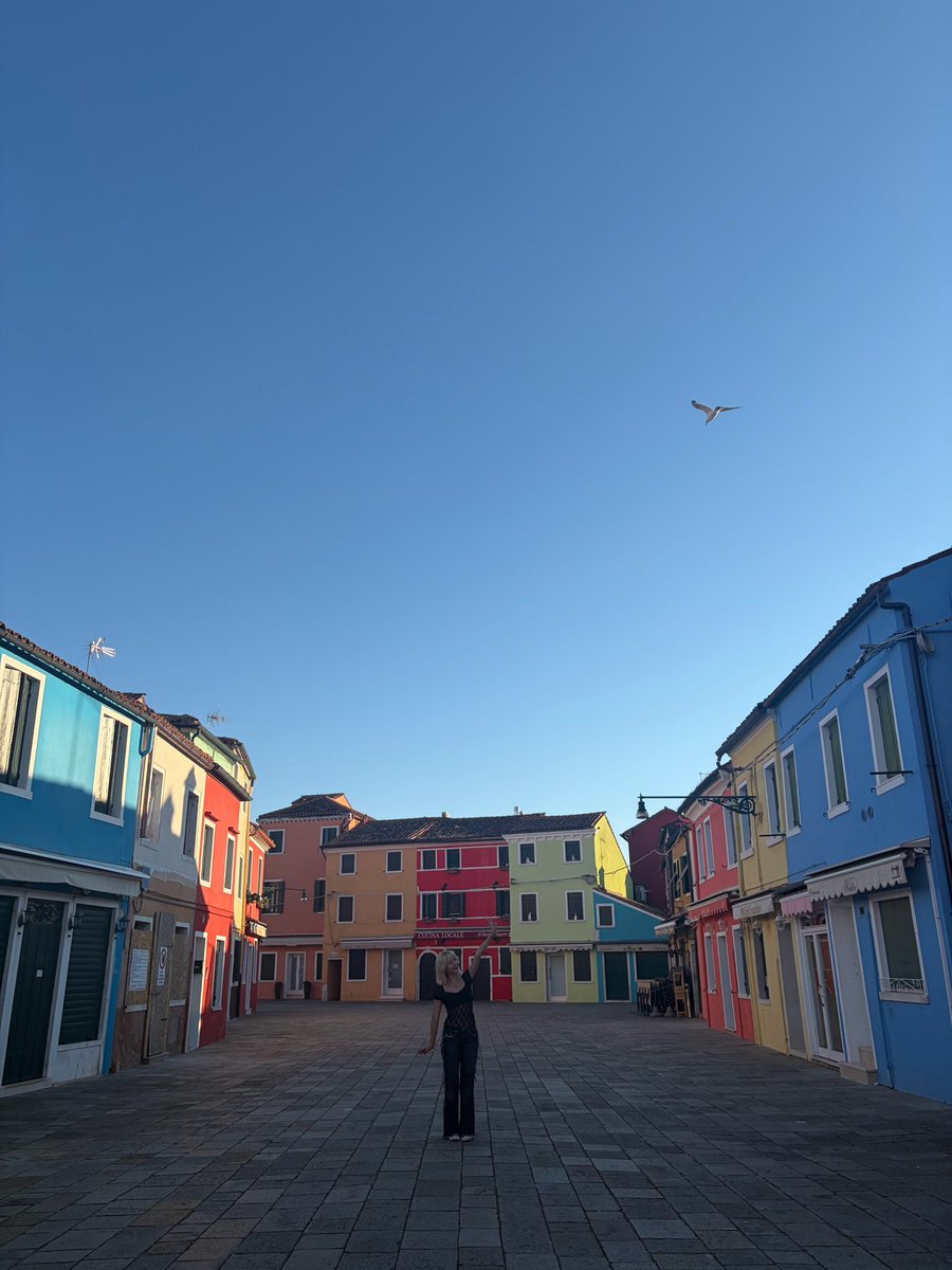 haejinloops's tweet photo. smth that really impressed me about the lily eurosummer holiday is that NO ONE ELSE IS THERE?? HELLO?? were there no other tourists taking 50 photos??? truly impressive https://t.co/SKaHFgHYjS