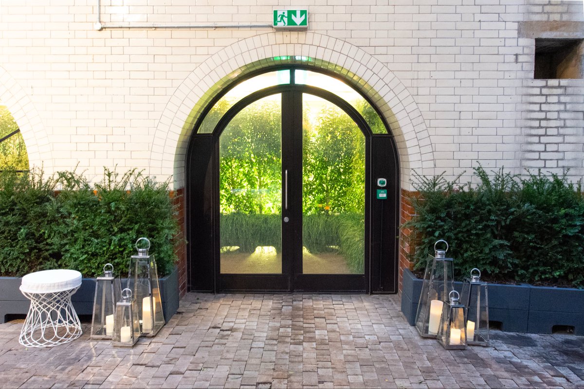 SCM_Events's tweet photo. City centre. Country garden. ☀️🌿

For this event, the Smith Centre Courtyard became a lush garden escape with cascading greenery, vibrant florals and a bespoke backdrop. 

🌿 Proof that some of the best summer escapes don't require leaving London. https://t.co/cfbRxbigFt