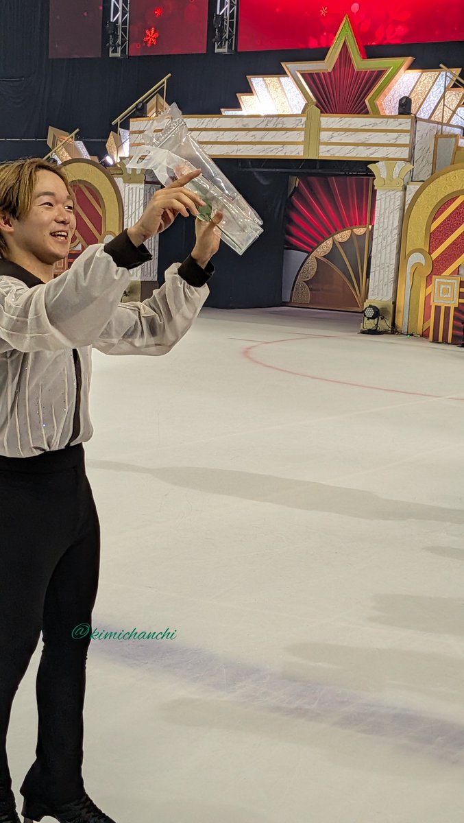 kimichanchi's tweet photo. 右後ろにお知り合いがいたみたいで、ゆんちゃんもゆまちもめっちゃボーズ取ってた👍

PIW横浜
楽公演

#青木祐奈
#宮本藍里
#鍵山優真 https://t.co/Ad1P321jel
