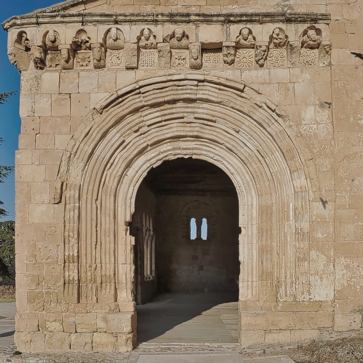 RomanicoEspana's tweet photo. El acceso lateral este de la galería porticada románica de la iglesia de San Miguel Arcángel de Sotosalbos (Segovia) https://t.co/m7MLztKS6U