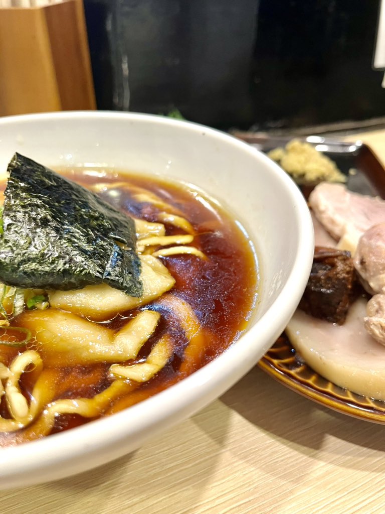 hammah86's tweet photo. 鶏のカオス 陰日向流醤油ダレ

二丁目で塩つけチュルパヤしてたら六等星で追加募集のご案内が。ギリギリ滑り込み記帳！500の後のマヨタラニハイは素人には厳しいので醤油を選択。香りで分かる鶏の厚みと深さに円やかな醤油が抜群！生姜を加えると分倍河原の気配も。本当に美味しかった。
/麺や 六日向 https://t.co/RW5Ipenbxk