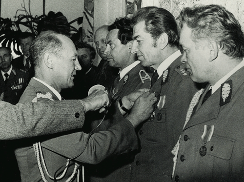 ajedrzak's tweet photo. Na zdjęciu z maja 1945 r. - przedstawiającym personel Powiatowego Urzędu Bezpieczeństwa Publicznego w Augustowie oraz ich sowieckich "doradców" - pierwszy z lewej stoi 17-letni sekretarz PUBP Mirosław Milewski.

Dwa miesiące później ci ludzie, w tym Milewski, wezmą udział w Obławie Augustowskiej, pomagając Sowietom aresztować i torturować kilka tysięcy własnych rodaków, z których ponad 600 zniknie bez śladu. 

Na zdjęciu z września 1977 r. - przedstawiającym uroczystość w Łomży - Wiceminister Spraw Wewnętrznych i generał brygady Milicji Obywatelskiej Mirosław Milewski dekoruje oficerów MO. 

Milewski zostanie generałem dywizji, szefem resortu, członkiem Biura Politycznego i KC PZPR, a jego karierę, rozpoczętą od cichego mordu, dopiero w połowie lat 80-tych zakończą pytania o "Akcję Żelazo" i rolę w głośnym mordzie - ks. Jerzego Popiełuszki.